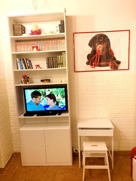 TV e piccolo scrittoio