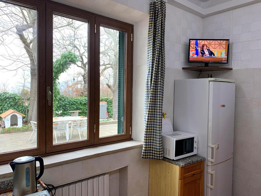 Cucina con vista sul giardino