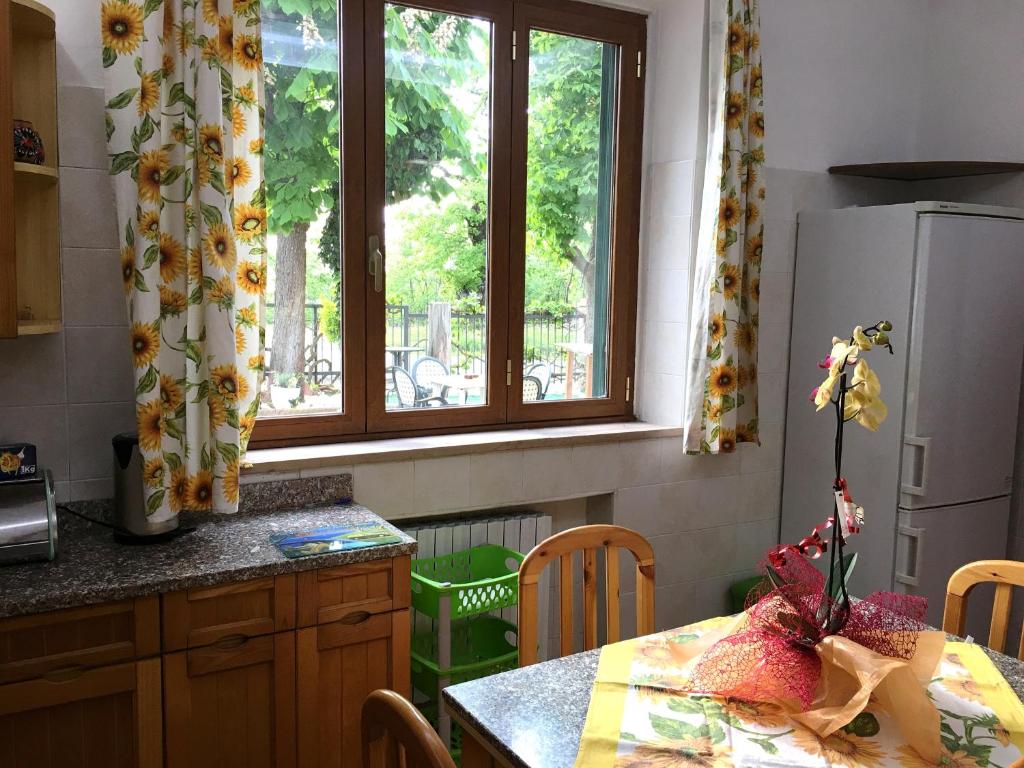 Cucina con decorazioni a girasoli