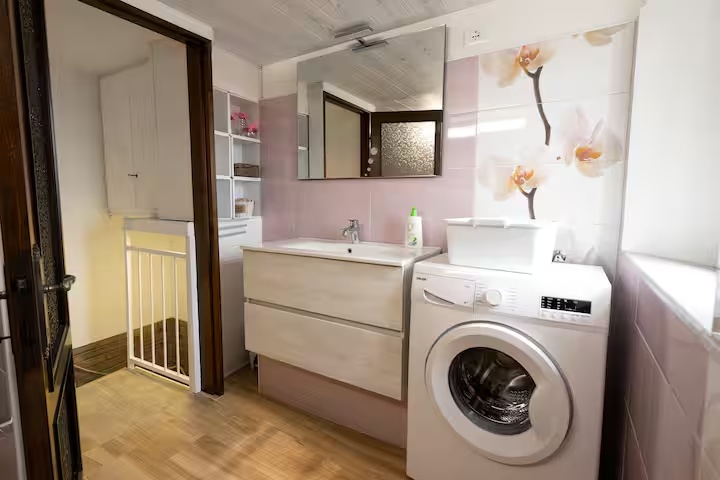 Salle de bains avec lave-linge