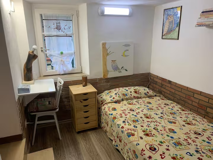 Chambre avec espace de travail