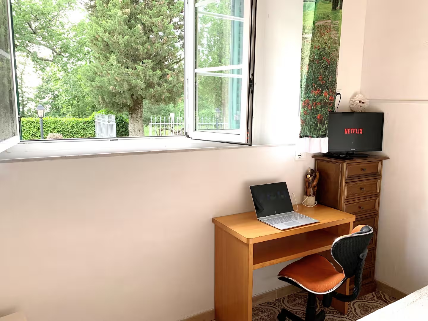 Bureau devant la fenêtre et vue sur le jardin